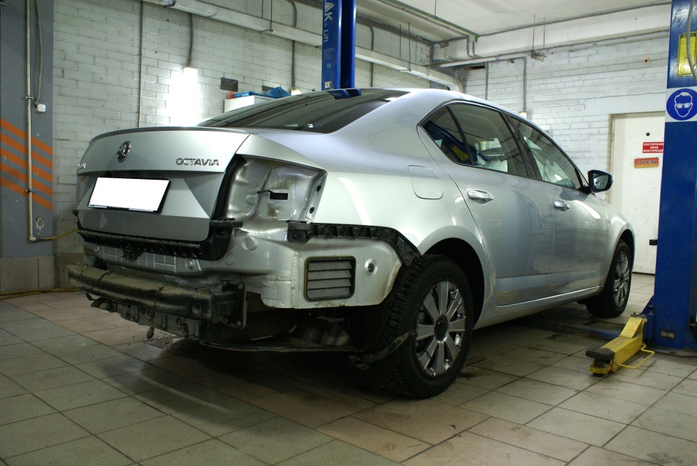 разобранная Шкода в автосервисе