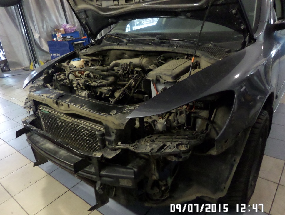 Шкода без фар и бампера