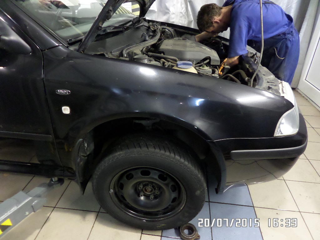 черная Шкода на СТО