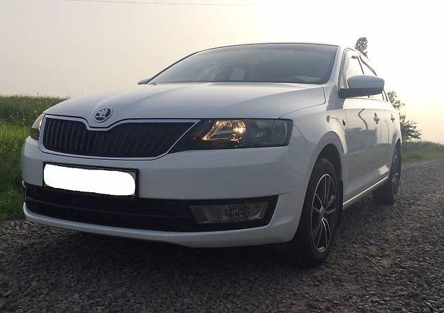 белый Рапид спереди