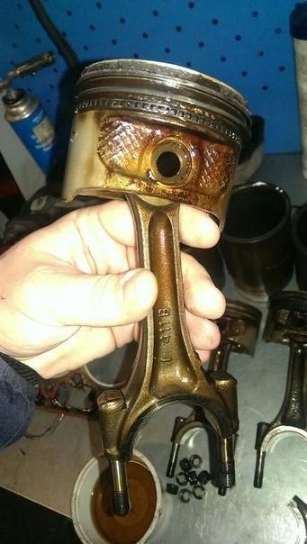 поршень с шатуном в руках моториста