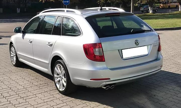 серый Суперб сзади