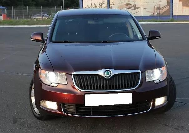 бардовый Суперб спереди