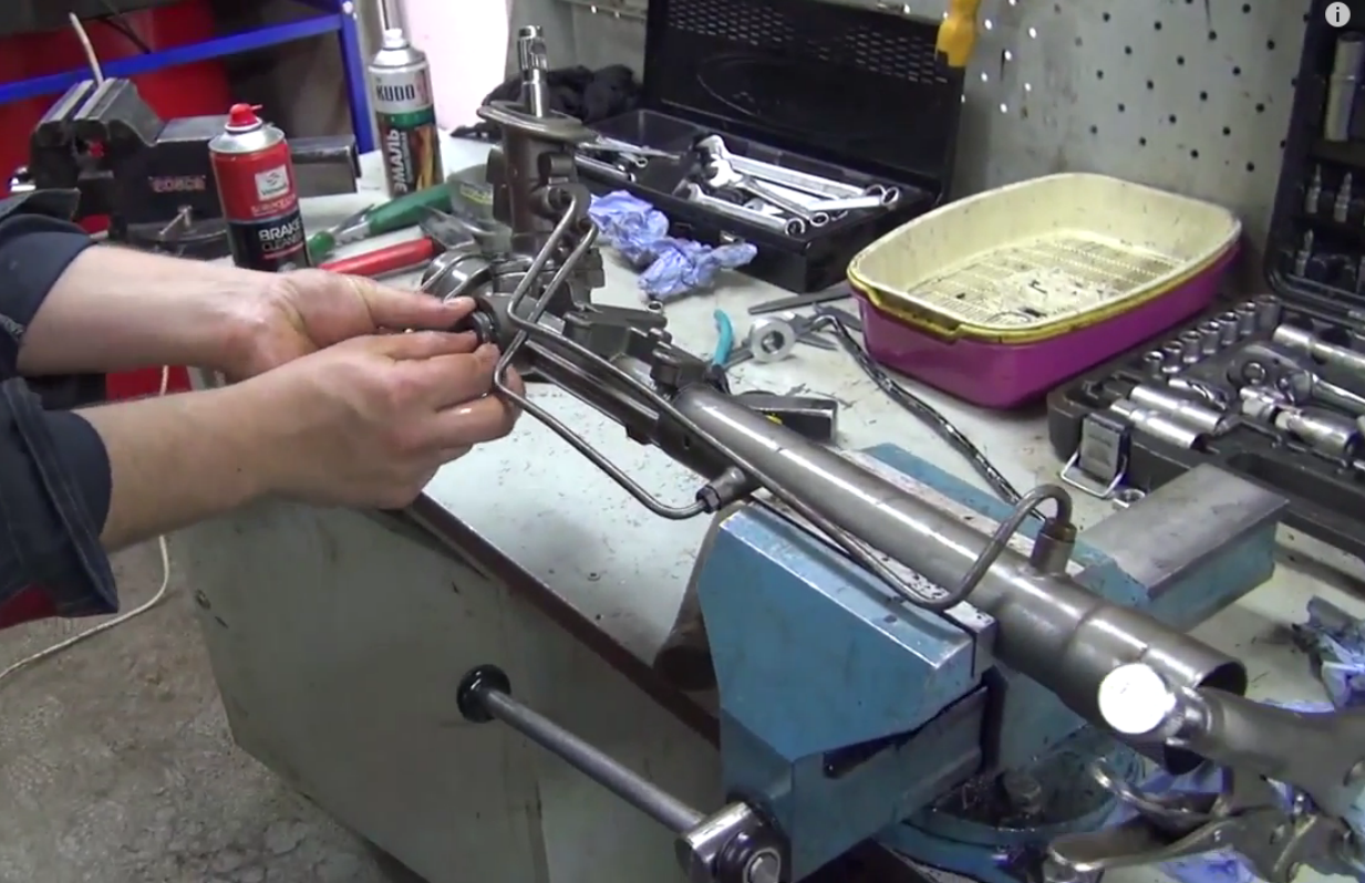 рулевая рейка в тисках