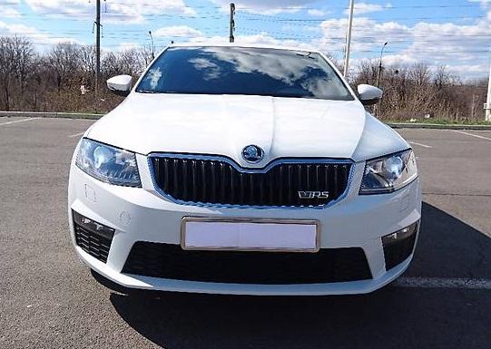 белая Шкода спереди