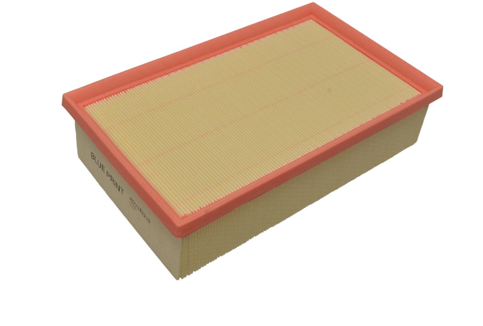 воздушный фильтр двигателя на белом фоне