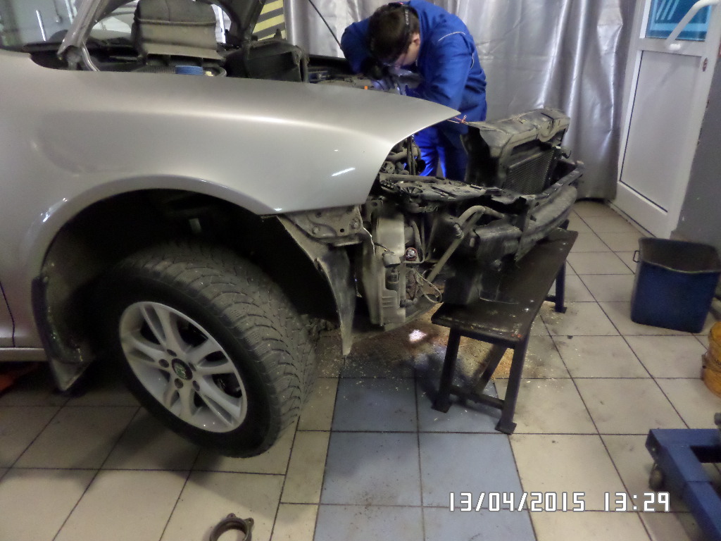 Шкода со снятым бампером