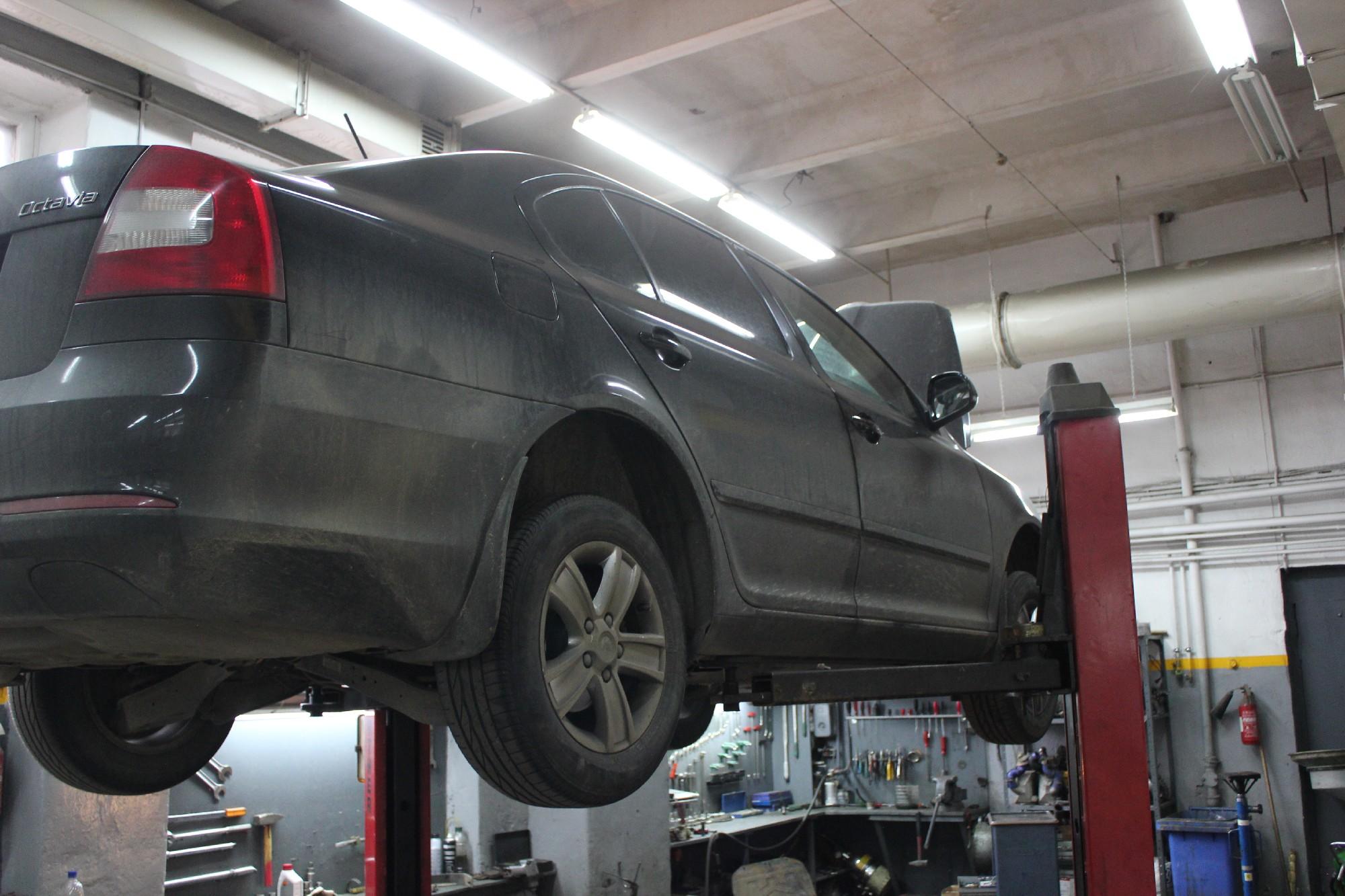 Октавия на подъемнике