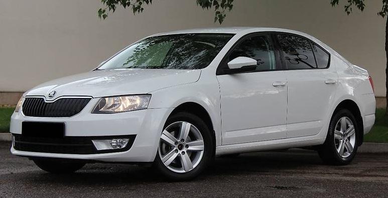 белый седан Шкода