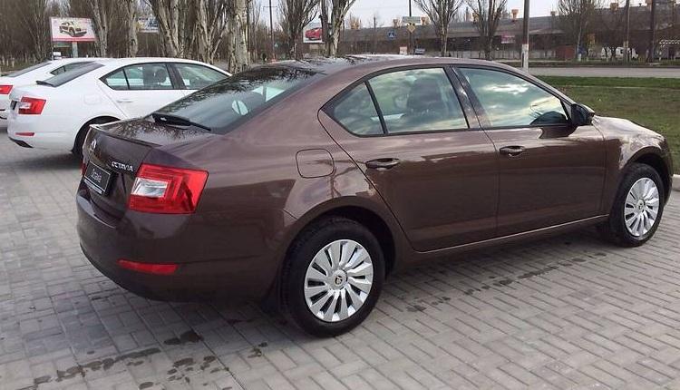 Шкода Октавия на улице