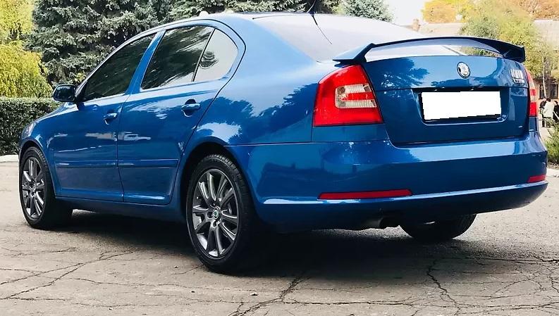 синяя Октавия сзади