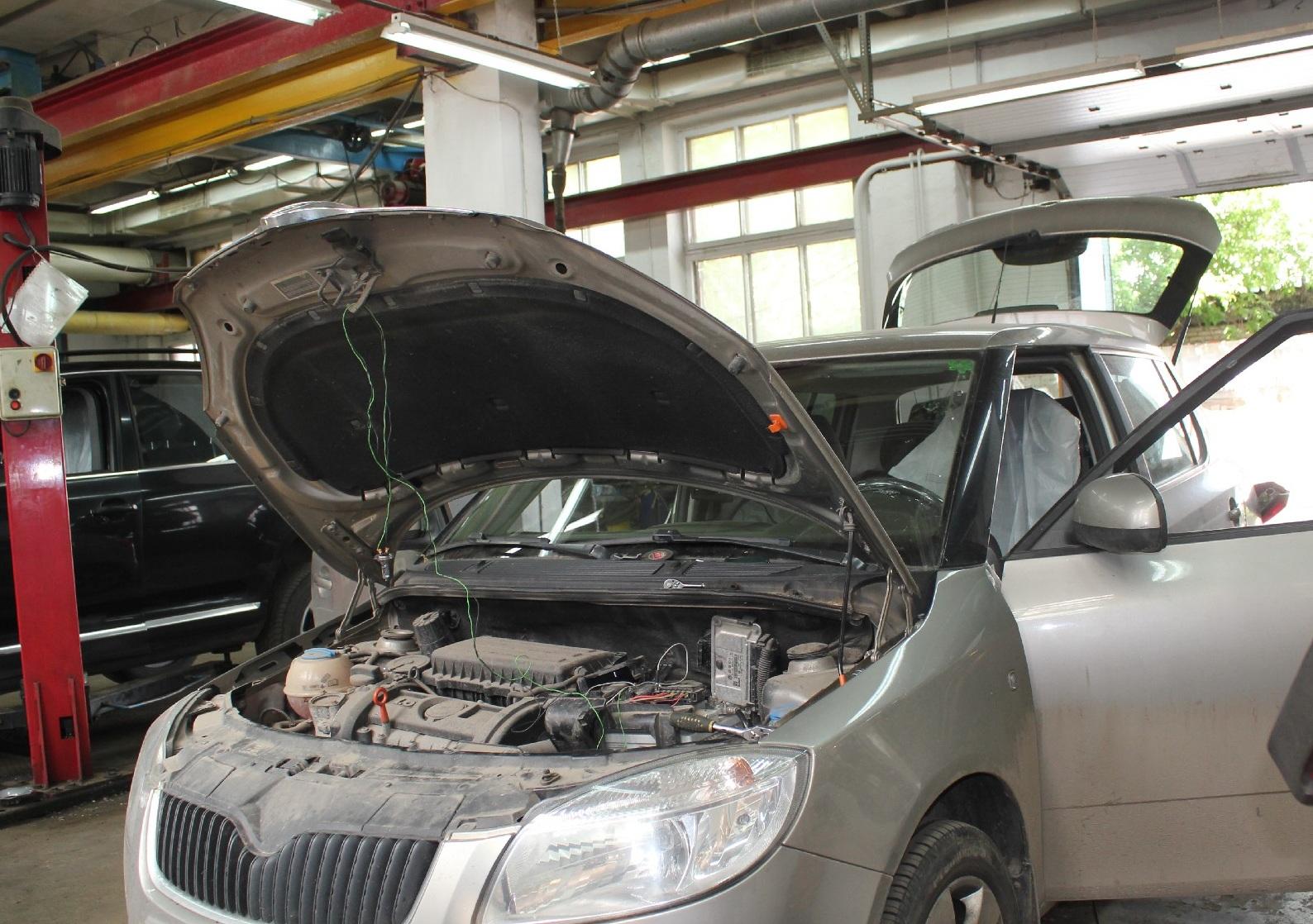 Октавия с открытым капотом