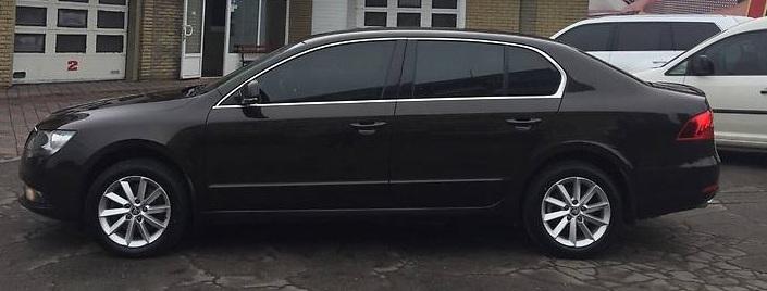 черный седан Шкода