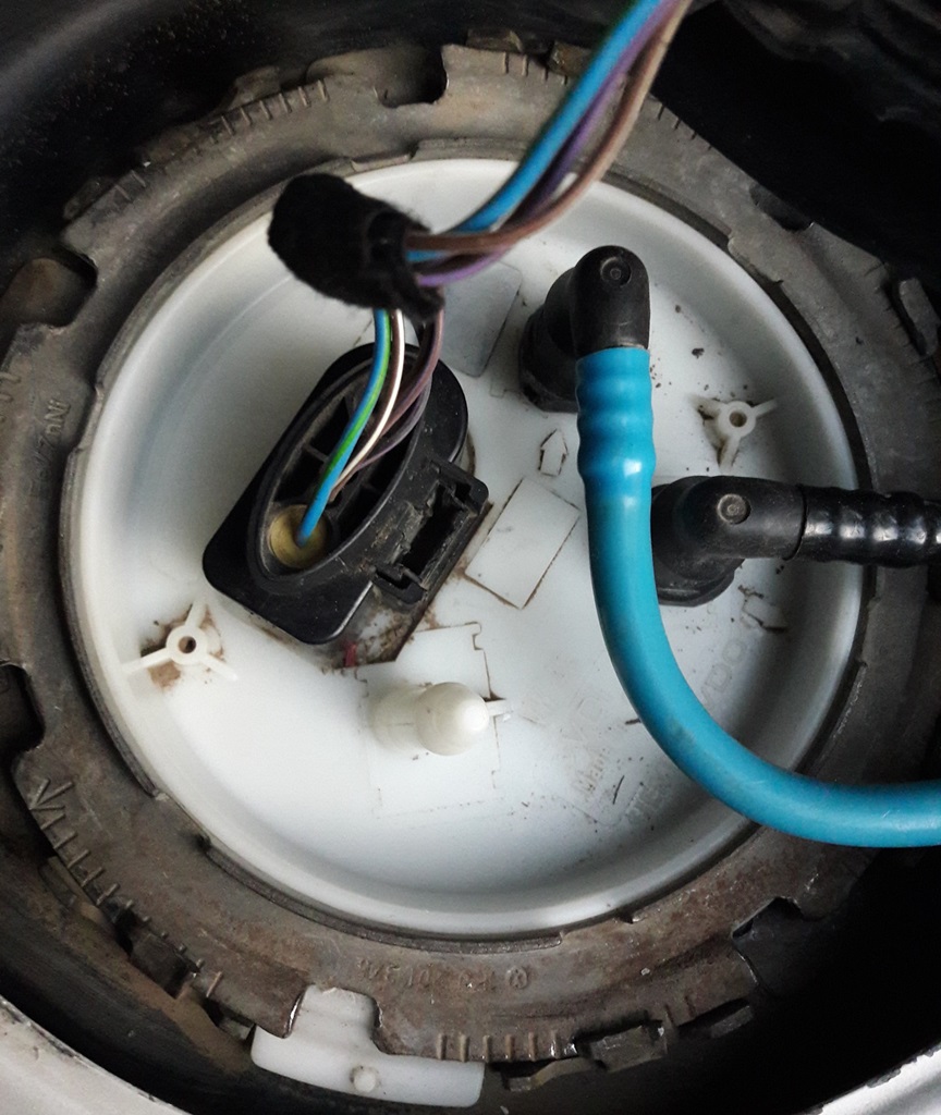 Замена датчика уровня топлива Шкода