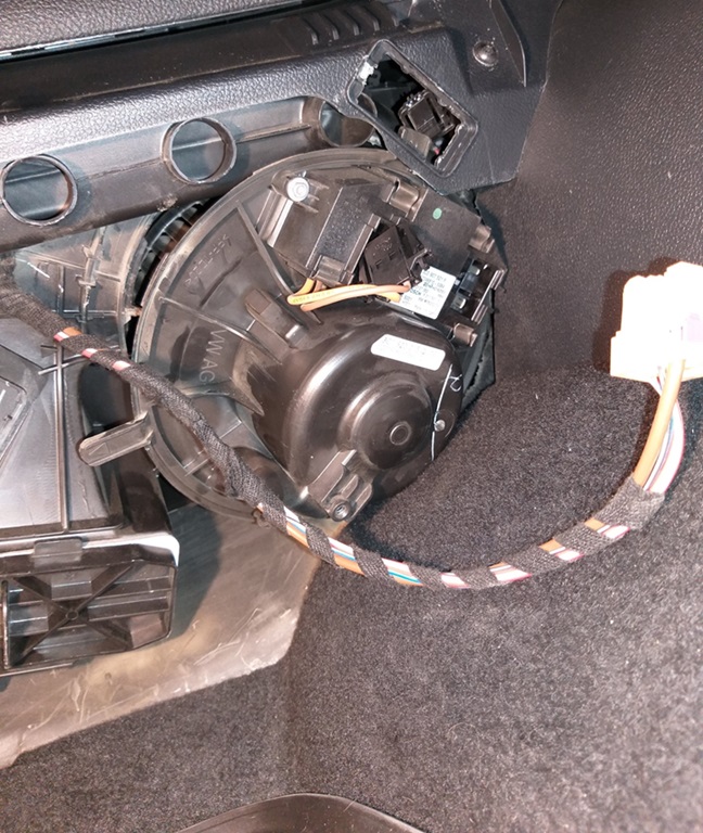 Замена моторчика печки Шкода