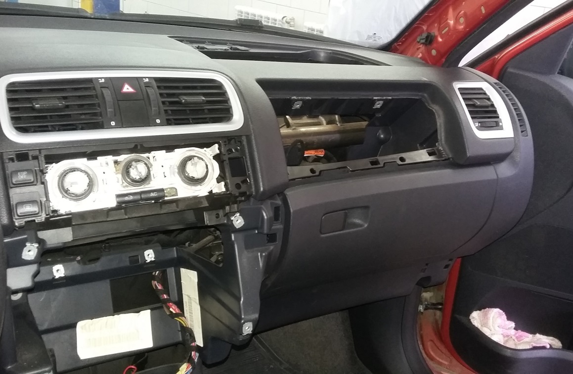 Разборка Шкода Фабия для доступа к моторчику отопителя