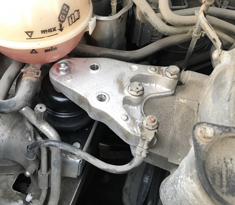 Замена опоры двигателя Шкода