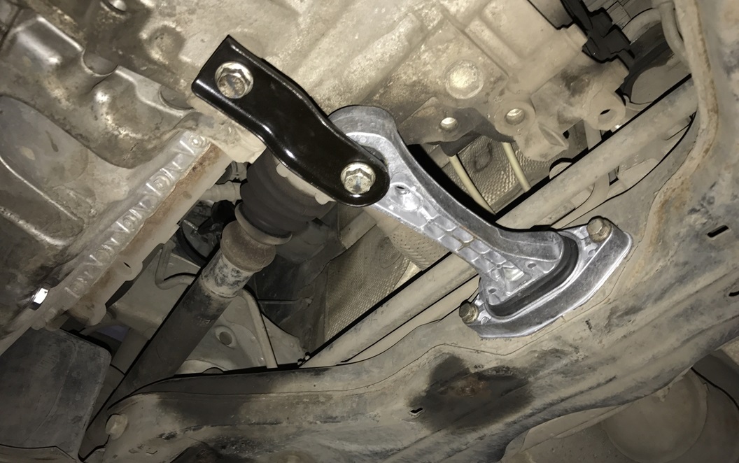 Замена нижней опоры двигателя Шкода