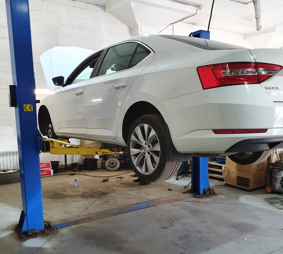 Подготовка Шкода к замене пружин подвески