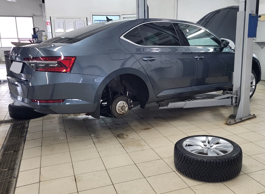 Подготовка Шкоды к замене суппорта