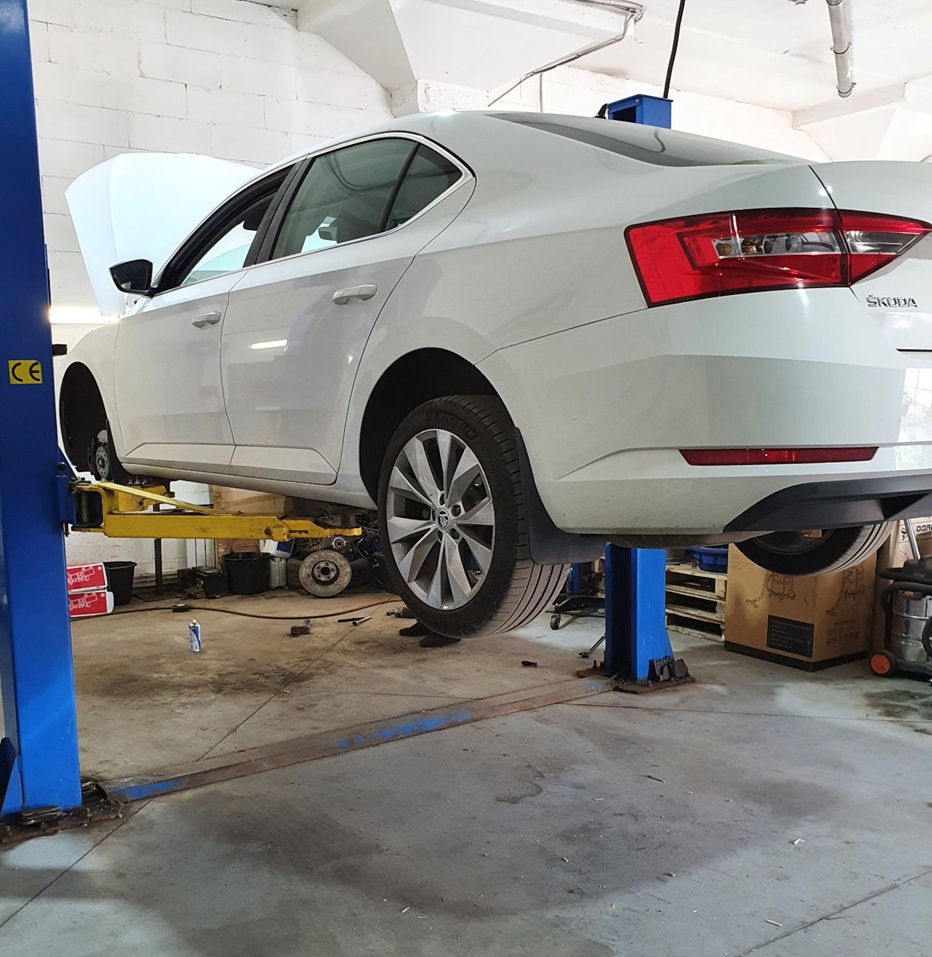 Подготовка Шкода к замене заднего сальника коленчатого вала