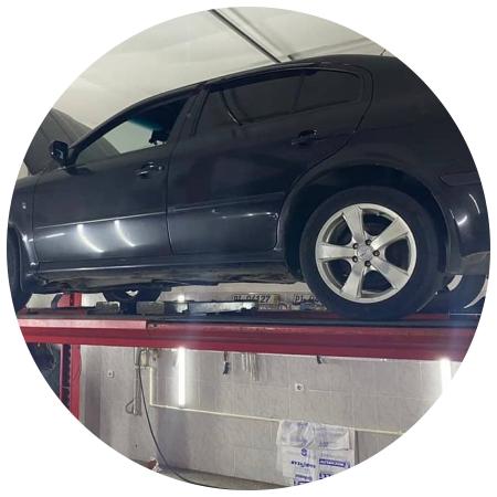 Шкода Октавия на подъемнике