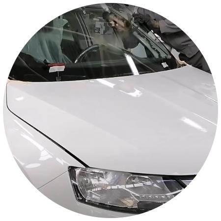 снятие поврежденного лобового стекла Шкода