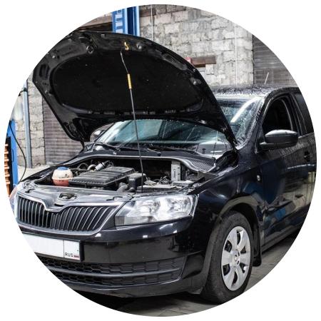 Шкода Рапид в автосервисе