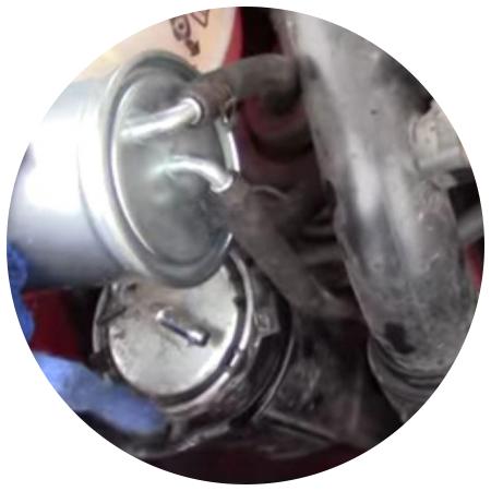 топливный фильтр под капотом