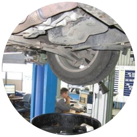 Шкода на подъемнике снизу