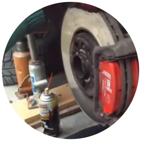 красные тормозные колодки в скобе