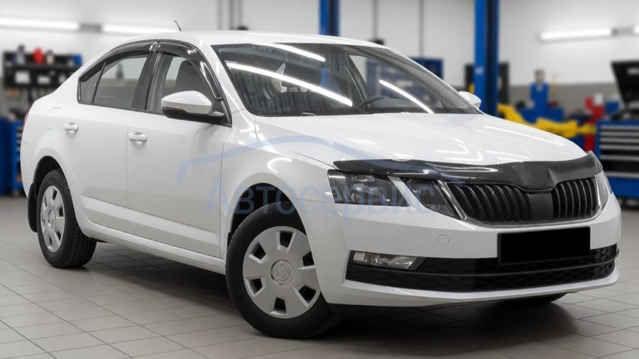 Skoda Octavia после технического обслуживания в автосервисной мастерской