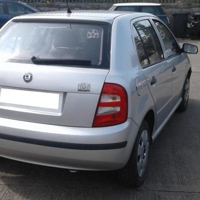 серая Фабия сзади