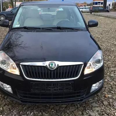 черная Фабия спереди