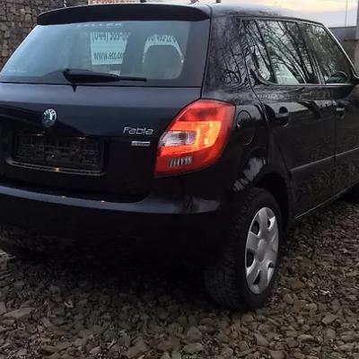 черная Фабия сзади