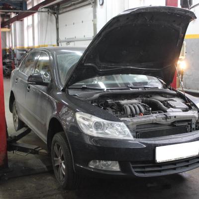 Октавия на подъемнике