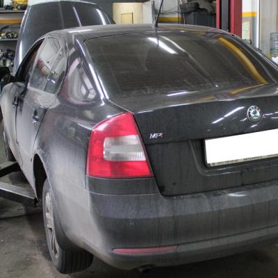 Октавия на подъемнике