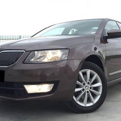 коричневая Октавия спереди