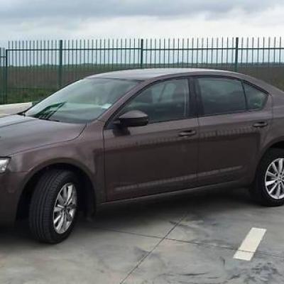 седан Шкода на улице