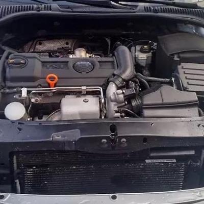 открытый капот на Октавии