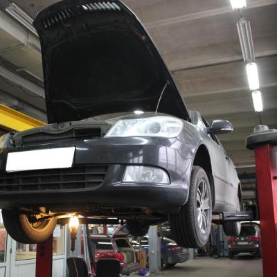 Октавия на подъемнике