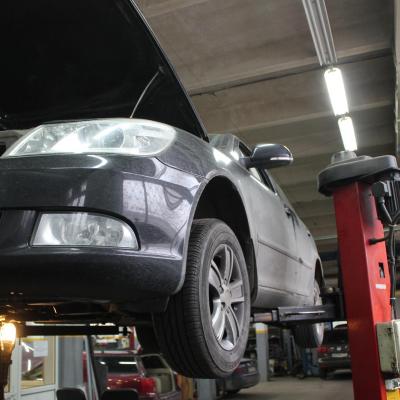 Октавия на подъемнике