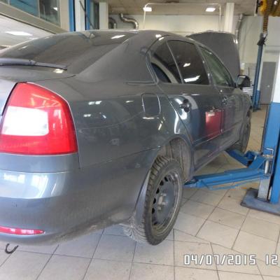 Октавия на подъемнике СТО