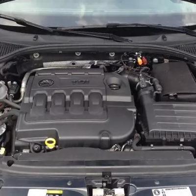 открытый капот на Шкоде