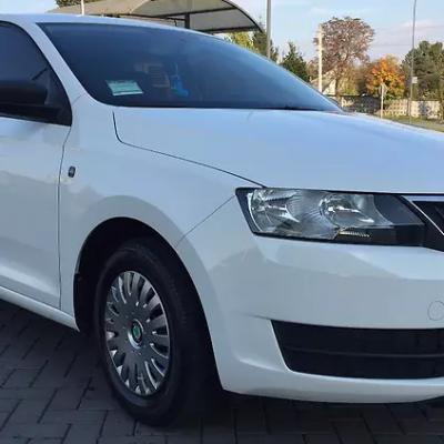 белый седан Шкода