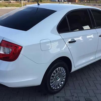 белый седан Рапид