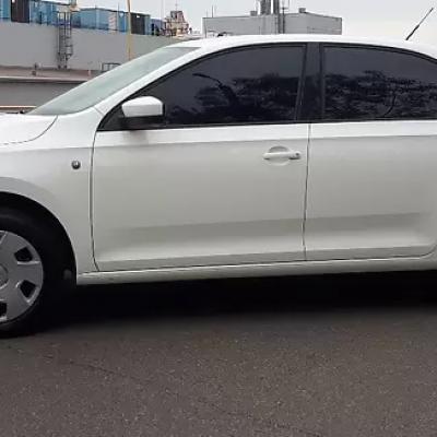 белый седан Рапид сбоку