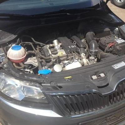 открытый капот на Шкоде