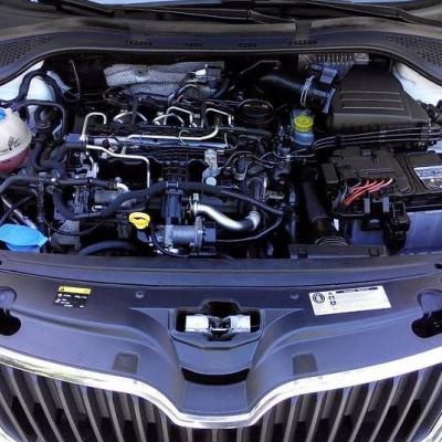 открытый капот на Шкоде