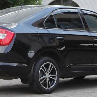 черный седан Шкода